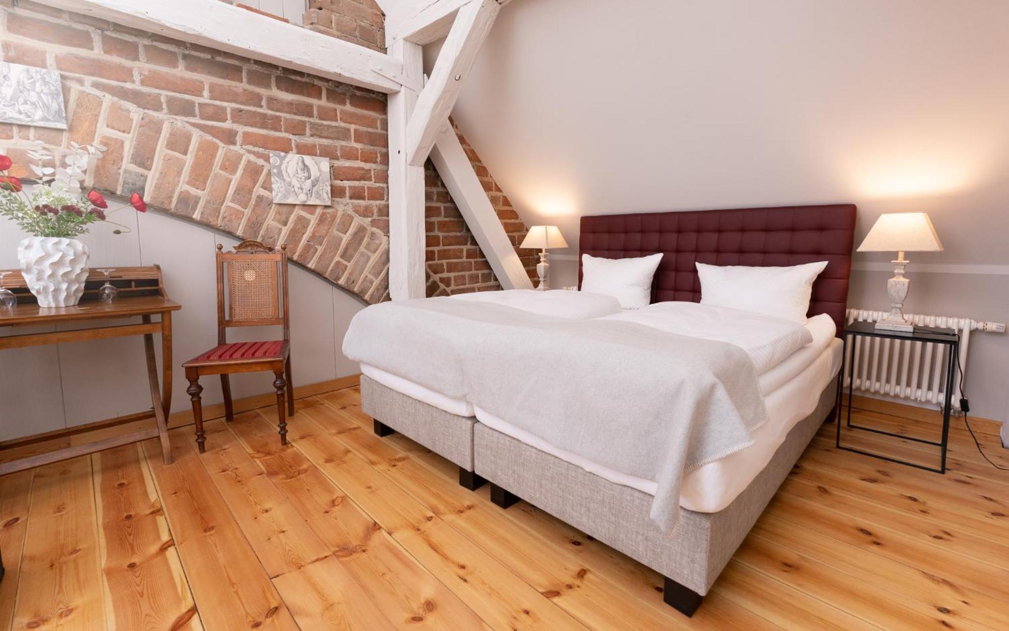 Up Hus Hotel Нойрупин Екстериор снимка