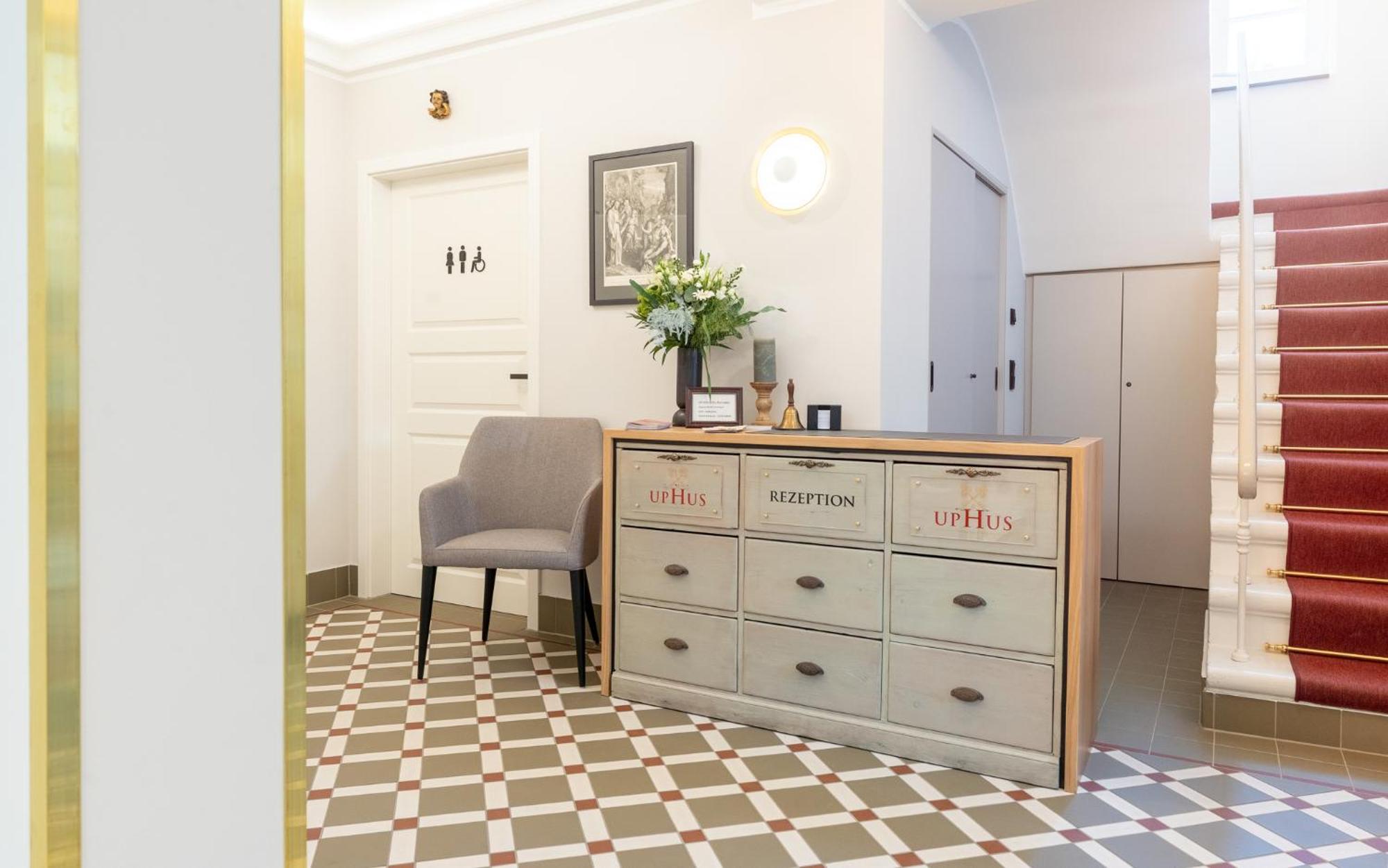 Up Hus Hotel Нойрупин Екстериор снимка